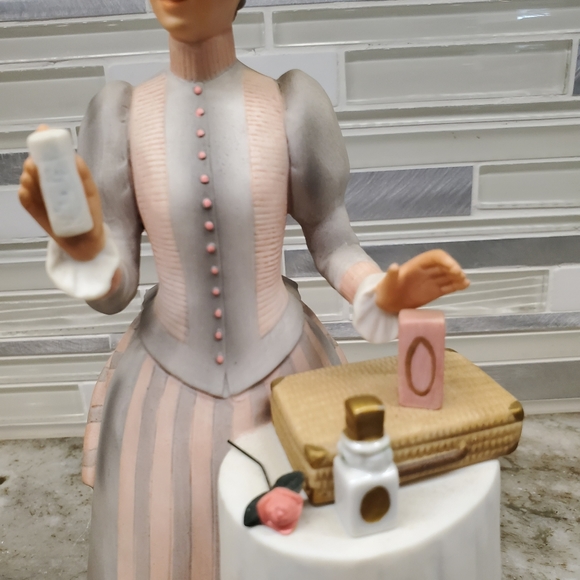 1981 & 1984 Avon Porcelain Women Figurines Avon - Picture 5 of 14